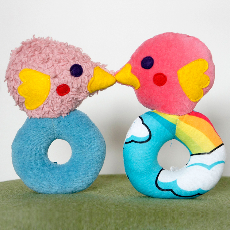 Schnittmuster für Babyrassel "Vogel" von Frau Scheiner - In blau und pink zuckersüß!