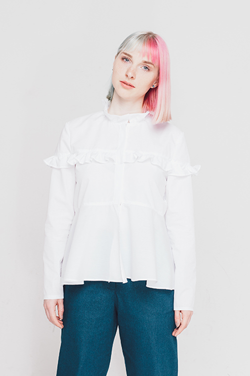 Weiß ist die Farbe des Sommers - Das kostenlose Schnittmuster der Bluse "Solange" von Initiative Handarbeit sieht fabelhaft in weiß aus.