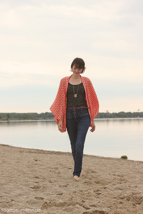Die Kimono Jacke am Strand getragen von Tagträumerin.