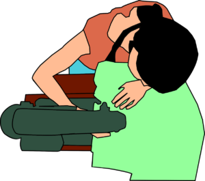 Frau, die an der Nähmaschine näht.