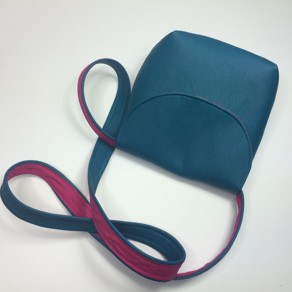 Mini Handtasche Susi in der Farbe Blau genäht - Kostenloses Schnittmuster von Selbernähen.net