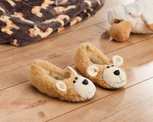 Beispielbild für das kostenloses Schnittmuster der Teddy Hausschuhe von Buttinette fertiggenäht