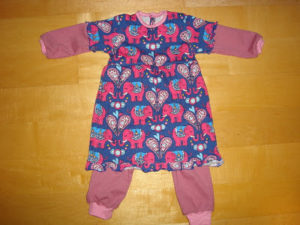 Gratis Schnittmuster Kleid mit Body für Baby-Mädchen von Schnabelina