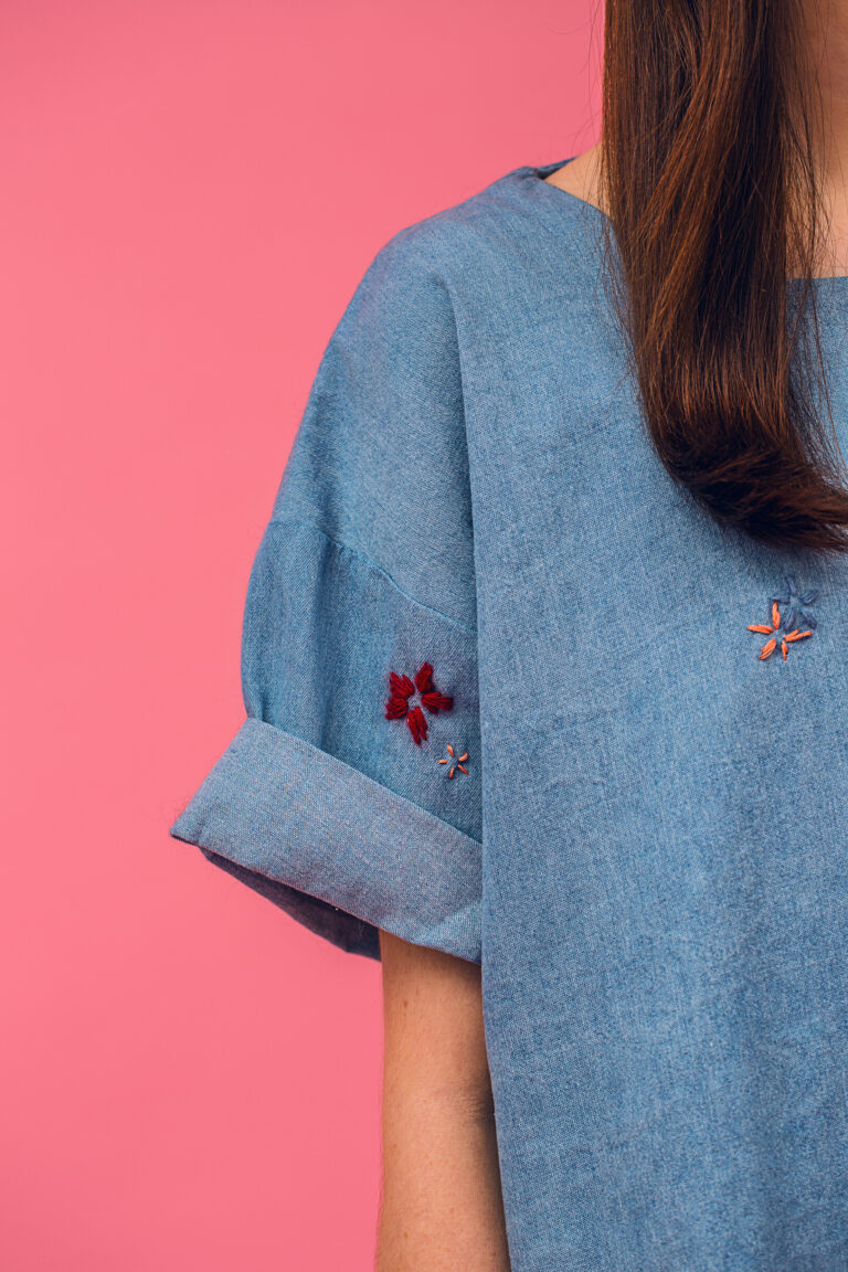 Besticktes Jeanshemd mit Folklore-Blümchen, Schnittmuster von Initiative Handarbeit