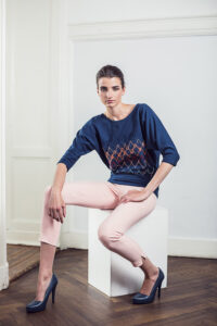 Selbstgenähtes Top aus dunkelblauem Sweatstoff mit grafischer Zickzack-Stickerei von Initiative Handarbeit