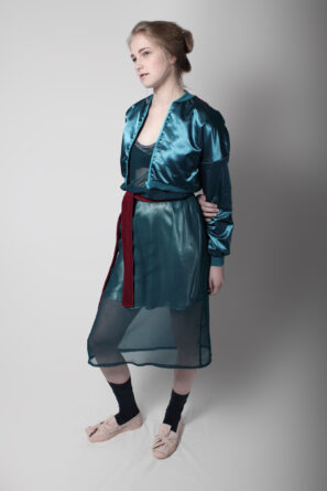 Kurze Collegejacke aus Satin mit Samt-Rückenteil, Schnittmuster von Initiative Handarbeit