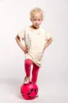 Kinderkleid aus weißem Sweatstoff mit bunten Farbklecksen in Magenta, Hellblau und Gelb, Schnittmuster von Initiative Handarbeit