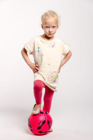 Kinderkleid aus weißem Sweatstoff mit bunten Farbklecksen in Magenta, Hellblau und Gelb, Schnittmuster von Initiative Handarbeit