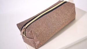 Bild des fertiggenähten Nähtutorials des Glitzertäschchens von Leni Pepunkt