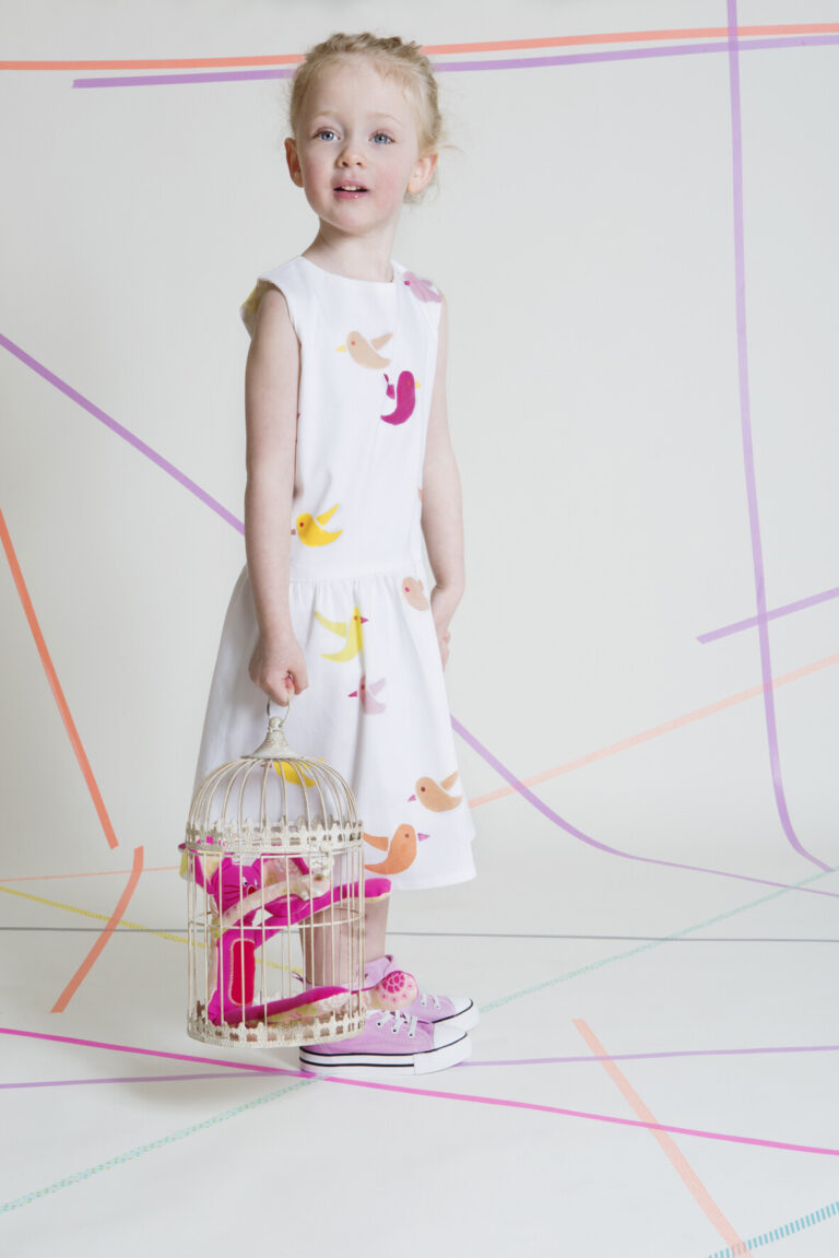 Weißes Sommerkleid für Mädchen mit selbst gestempelten Vögeln, Schnittmuster von Initiative Handarbeit