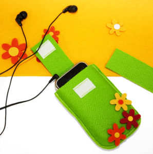Fertiggenähte Handytasche nach der Nähanleitung für eine frühlingshafte Handytasche von Buttinette.