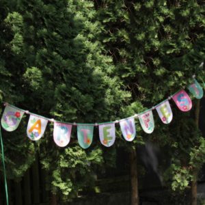 Wimpelkette, die nach dem Schnittmuster Wimpelkette "Gartenfest" von Sulky genäht wurde.