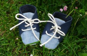 Beitragsbild für das kostenlose Schnittmuster Babyschuhe von Emmy Lou Makes.