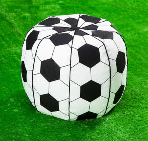 Schnittmuster Fußball Sitzkissen von Buttinette
