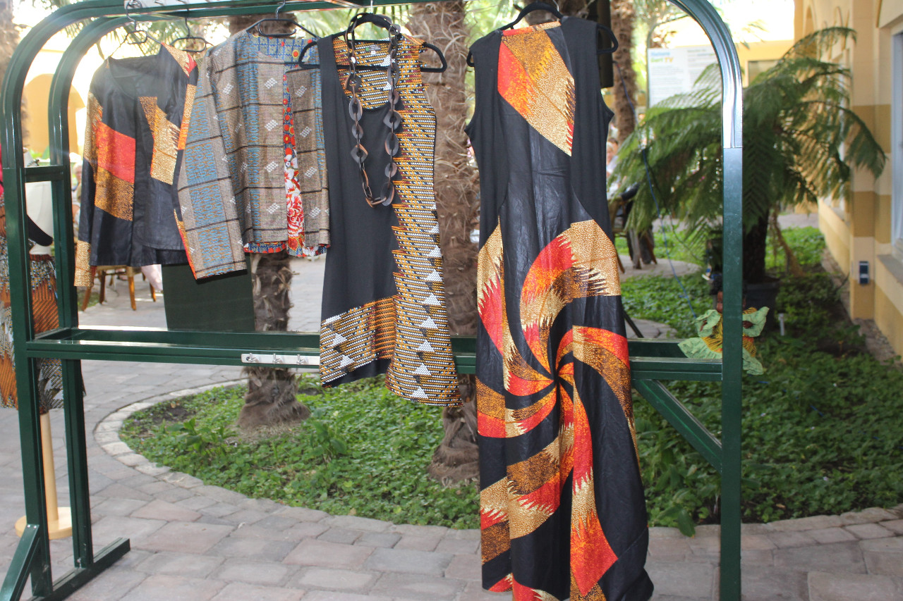 Mode von Rama Diaw an einer Kleiderstange präsentiert.