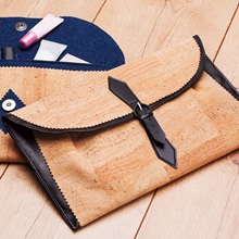 Clutch nähen: Kostenlose Videoanleitung für eine Clutch aus Korkstoff von Buttinette
