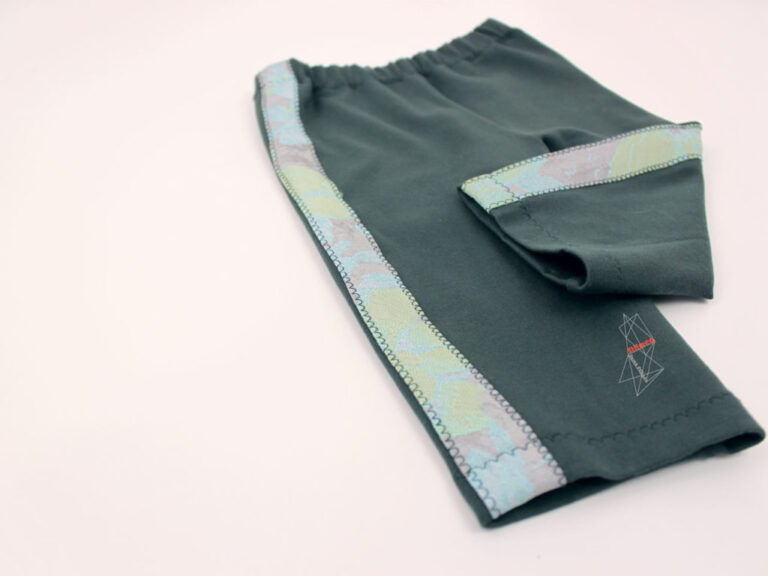 DIY Baby Hose mit Seitenstreifen von Stilweg (Gr- 56-98) – Gratis Schnittmuster